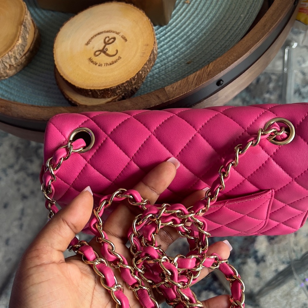 Authentic pink classic Chanel flap cross body bag.. Rare Find! - Picture 7 of 8
